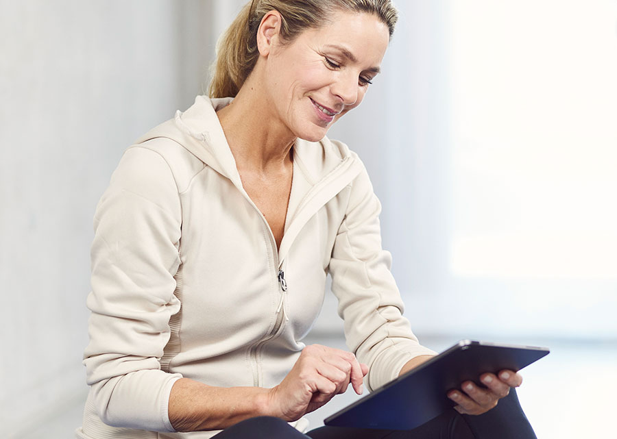 Patientin nutzt Tablet um mit Therapeuten zu schreiben/ sprechen